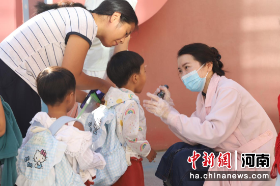 图为开封市禹王台区实验幼儿园,校医在为学生检查牙齿状况。 图为开封市禹王台区实验幼儿园,校医在为学生检查牙齿状况。