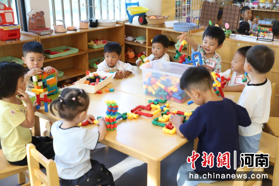 图为开封市禹王台区实验幼儿园,孩子们在玩玩具。 图为开封市禹王台区实验幼儿园,孩子们在玩玩具。