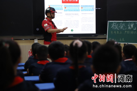 图为开封市蓝鲸水上救援队队长为学生们讲解预防溺水知识。 图为开封市蓝鲸水上救援队队长为学生们讲解预防溺水知识。