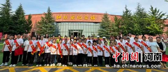 ͼΪ����������Ӫ�ء�СС����Ա����ѵ��Ӱ��