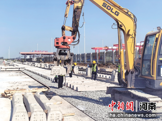 图为铁路专用线铺设现场。 图为铁路专用线铺设现场。