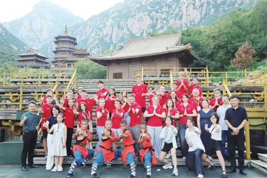 外国游客与登封嵩山《禅宗少林·音乐大典》演员合影。 外国游客与登封嵩山《禅宗少林·音乐大典》演员合影。
