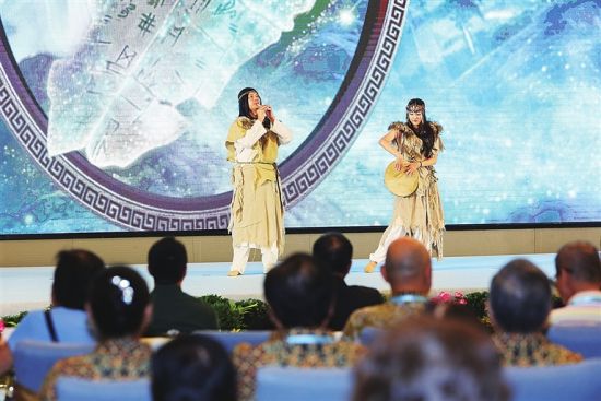 河南演员在印度尼西亚雅加达萨丽娜商场用骨笛吹响印尼民歌《星星索》。杨致文 摄 河南演员在印度尼西亚雅加达萨丽娜商场用骨笛吹响印尼民歌《星星索》。杨致文 摄