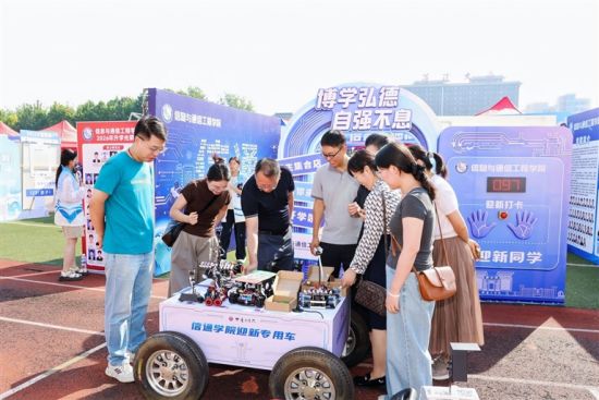 中原工学院迎新现场。 本版图片均为受访者供图 中原工学院迎新现场。 本版图片均为受访者供图