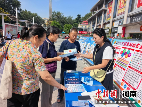 图为工作人员为居民讲解网络安全知识。庞江海 摄 图为工作人员为居民讲解网络安全知识。庞江海 摄