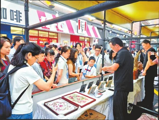 7月30日,市民在鹤壁市匹克球赛事“票根惠民”非遗市集摊位前购买商品。 赵玉磊 摄 7月30日,市民在鹤壁市匹克球赛事“票根惠民”非遗市集摊位前购买商品。 赵玉磊 摄