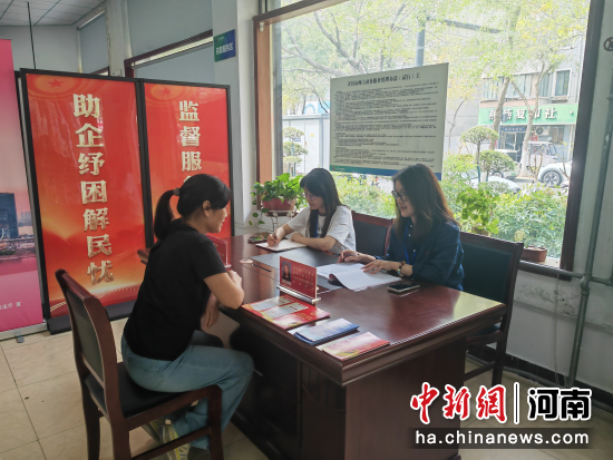 图为工作人员正在接待来访群众。 图为工作人员正在接待来访群众。