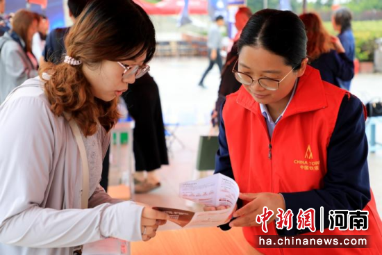 图为现场工作人员向市民讲解网络安全知识。邓小强 摄 图为现场工作人员向市民讲解网络安全知识。邓小强 摄