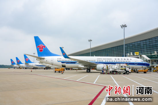 图为南航飞机停靠在郑州机场廊桥。 图为南航飞机停靠在郑州机场廊桥。