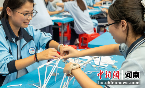图为学生携手搭建承重结构模型。薛生海 摄 图为学生携手搭建承重结构模型。薛生海 摄