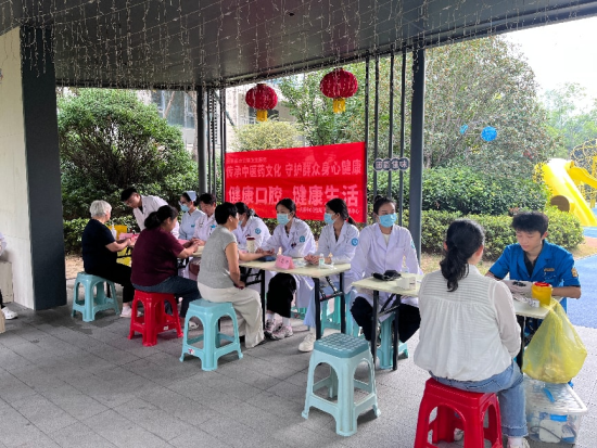 图为义诊现场。 图为义诊现场。