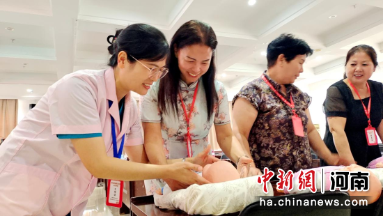 图为对托幼、托育从业人员进行实操培训。韩梦佳 摄 图为对托幼、托育从业人员进行实操培训。韩梦佳 摄