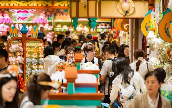 图为游客在景区游玩。景区供图 图为游客在景区游玩。景区供图