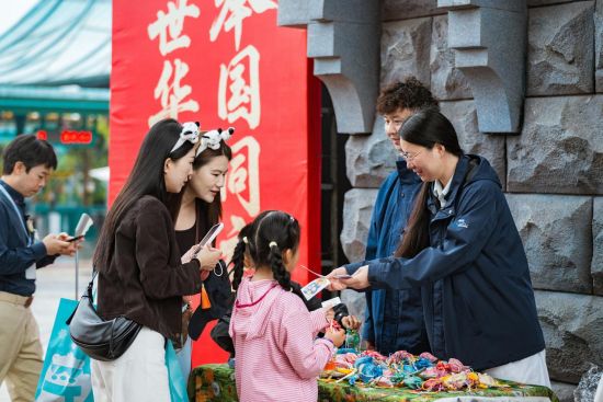 图为游客在景区游玩。景区供图 图为游客在景区游玩。景区供图