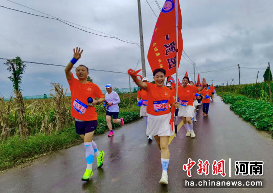 图为跑友奔跑在乡间赛道上。张玲 摄 图为跑友奔跑在乡间赛道上。张玲 摄