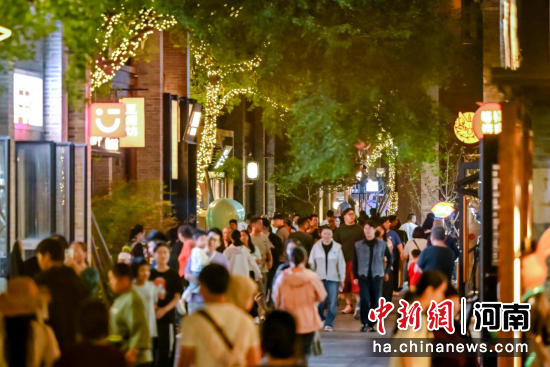 图为国庆临近,亳都·新象节日氛围浓厚,游人如织。主办方供图 图为国庆临近,亳都·新象节日氛围浓厚,游人如织。主办方供图