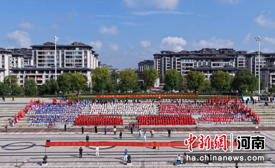 图为“银发放歌迎国庆 桑榆逐梦颂华章”活动现场。郭东伟 摄 图为“银发放歌迎国庆 桑榆逐梦颂华章”活动现场。郭东伟 摄