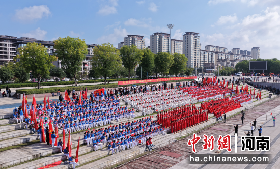 图为“银发放歌迎国庆 桑榆逐梦颂华章”活动现场。郭东伟 摄 图为“银发放歌迎国庆 桑榆逐梦颂华章”活动现场。郭东伟 摄