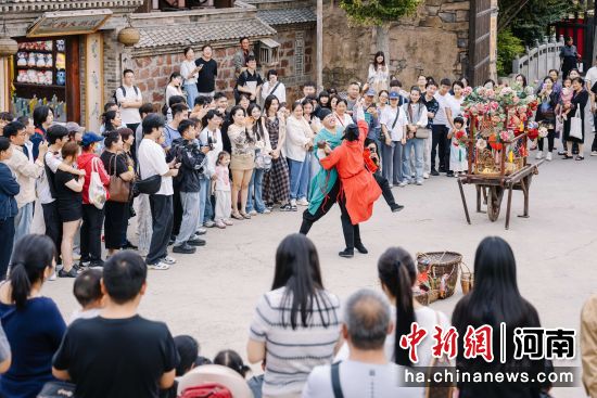 图为游客在电影小镇近距离观看演出。 图为游客在电影小镇近距离观看演出。