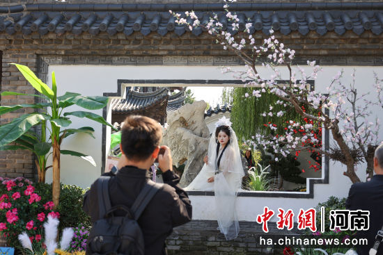 图为一名身着汉服的游客在翰园碑林拍照留念。石斐 摄 图为一名身着汉服的游客在翰园碑林拍照留念。石斐 摄