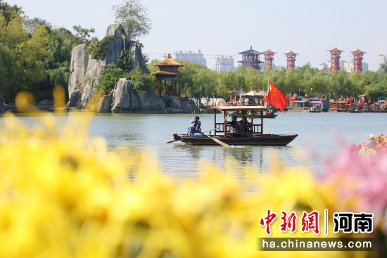 图为游客在翰园碑林景区坐船游玩。石斐 摄 图为游客在翰园碑林景区坐船游玩。石斐 摄