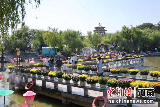 图为游客在翰园碑林菊花走廊赏花。石斐 摄 图为游客在翰园碑林菊花走廊赏花。石斐 摄