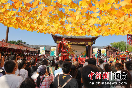图为游客在清明上河园景区观看节目表演。石斐 摄 图为游客在清明上河园景区观看节目表演。石斐 摄