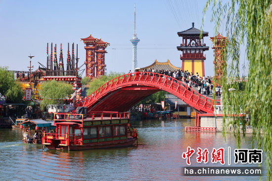 图为游客在清明上河园景区游玩。石斐 摄 图为游客在清明上河园景区游玩。石斐 摄