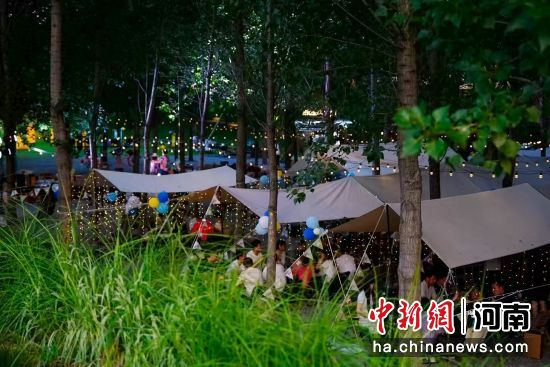 图为游客在大地之丘露营地露营。中牟新区党工委供图 图为游客在大地之丘露营地露营。中牟新区党工委供图