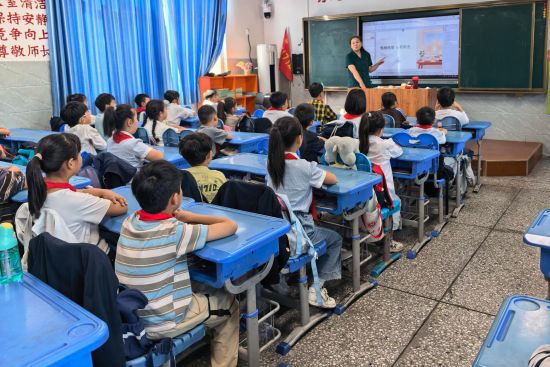 图为医护人员走进辖区小学开展心理健康专题讲座。 图为医护人员走进辖区小学开展心理健康专题讲座。