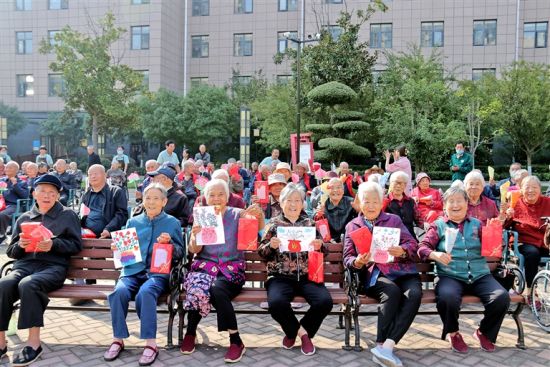 10月15日,许昌市怡康苑护理院举行“九九重阳情 浓浓敬老心”活动,老人们收到了幼儿园小朋友赠送的手工礼物,露出幸福的笑容。 炊金钊 摄 10月15日,许昌市怡康苑护理院举行“九九重阳情 浓浓敬老心”活动,老人们收到了幼儿园小朋友赠送的手工礼物,露出幸福的笑容。 炊金钊 摄