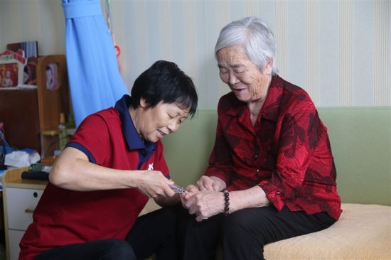 在漯河万安医院,护理员正在细心地为老人修剪指甲。 王卫峰 摄 在漯河万安医院,护理员正在细心地为老人修剪指甲。 王卫峰 摄