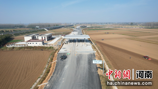 图为襄城北收费站。(无人机照片)闫开健 摄 图为襄城北收费站。(无人机照片)闫开健 摄