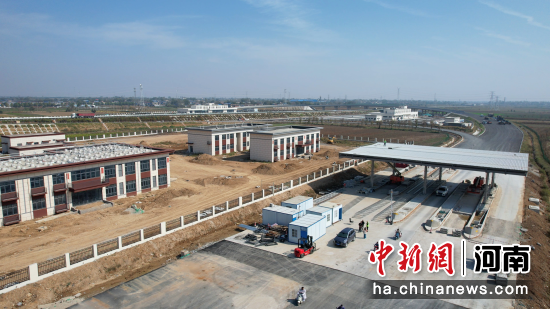 图为襄城收费站。(无人机照片)闫开健 摄 图为襄城收费站。(无人机照片)闫开健 摄