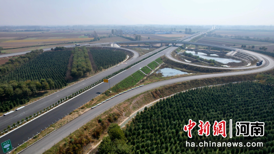 图为焦平高速襄城段。(无人机照片)闫开健 摄 图为焦平高速襄城段。(无人机照片)闫开健 摄