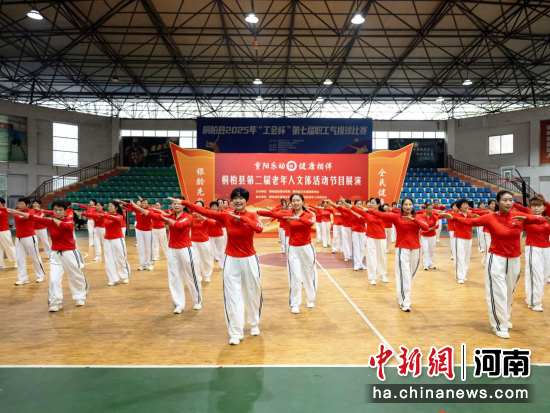 图为节奏欢快的健身操表演。胡广耀 摄 图为节奏欢快的健身操表演。胡广耀 摄
