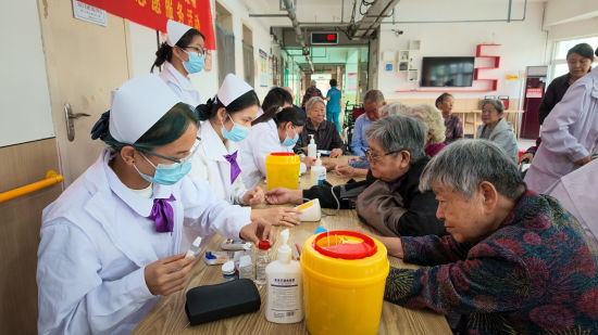 图为学生为老人开展义诊服务。 图为学生为老人开展义诊服务。