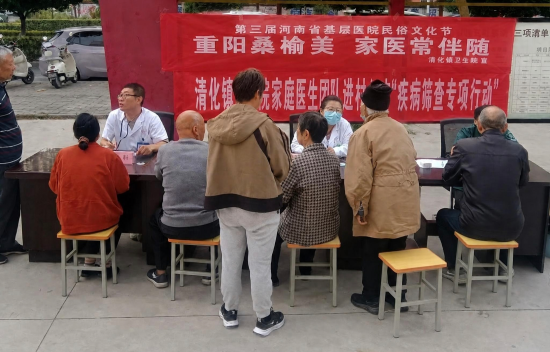 图为清化镇卫生院义诊团队为老年人体检。程苗苗 摄 图为清化镇卫生院义诊团队为老年人体检。程苗苗 摄
