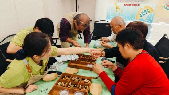 图为居民自制中医药手串。刘瑞军 摄 图为居民自制中医药手串。刘瑞军 摄