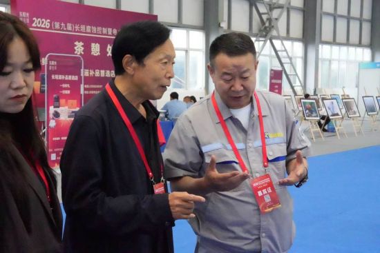 图为张子敬(右)在给客户讲解全场景主动安全智慧工地数智化管理系统。羽城建设供图 图为张子敬(右)在给客户讲解全场景主动安全智慧工地数智化管理系统。羽城建设供图