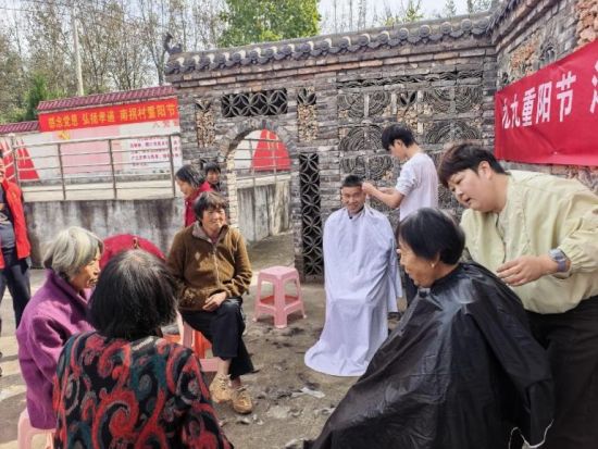 图为公益志愿者免费为老人修剪头发。 图为公益志愿者免费为老人修剪头发。