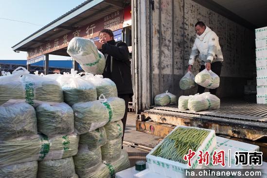 中新网报道：探访河南“菜篮子”：货足价稳物流忙(图3)