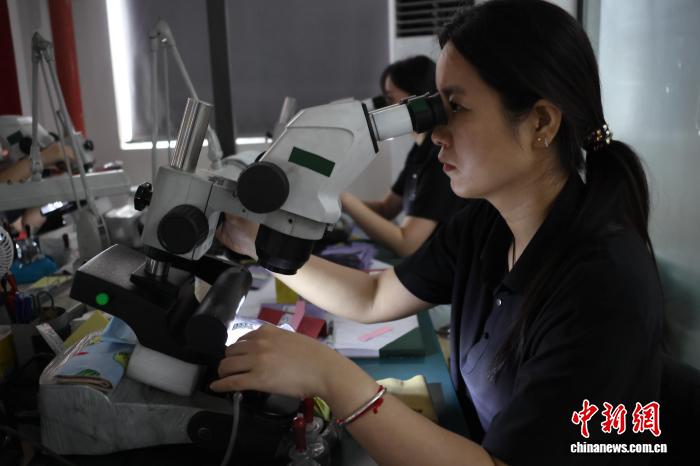 ��ë����������̽��һ����ʯ����Ρ��֡������ģ�