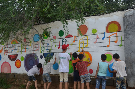 平顶山学院志愿者手绘墙画装扮校园