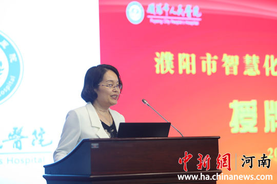 工会主席主任医师张秋丽主持授牌仪式 (濮阳市人民医院供图)