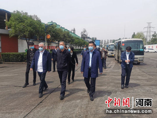 平顶山市副市长张弓莅临巨龙生物调研指导工作