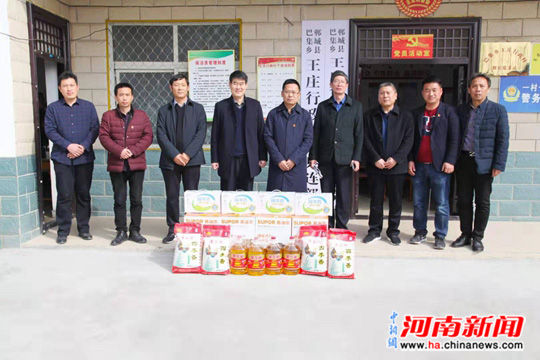 郸城一高领导慰问教体局脱贫一线驻村队员
