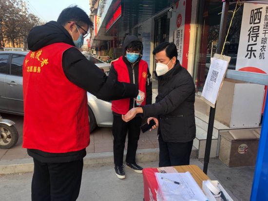 王一涵和荥阳籍在校大学生,在龙祥花园疫情监测点当疫情防控志愿者.