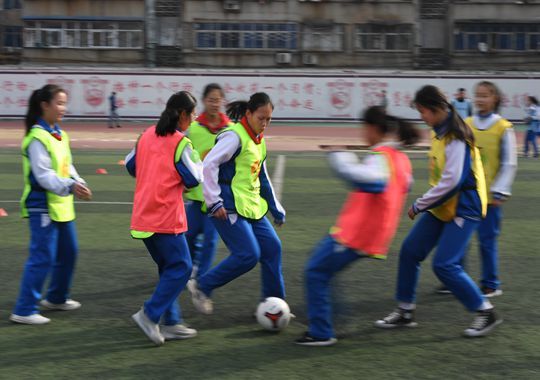 新乡踢足球女生多吗,新乡踢足球女生多吗现在