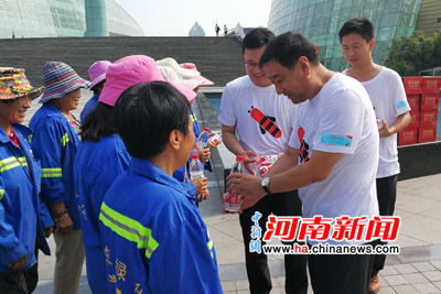 浙商银行郑州分行致敬城市守护者公益赠饮行